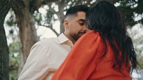 Amorosa-Hermosa-Pareja-Bailando-En-La-Naturaleza-De-Cerca.-Compañeros-Realizando-Danza.