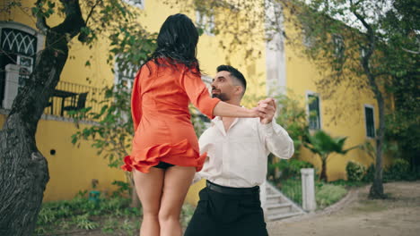 Pareja-Profesional-Bailando-Rumba-Caliente-En-El-Parque.-Pareja-De-Artistas-Latinos-Moviéndose.