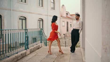 Mujer-Bailarina-Coqueteando-Pareja-Comenzando-A-Bailar-Cerca-De-Las-Barandillas.-Pareja-Caliente-Bailando.