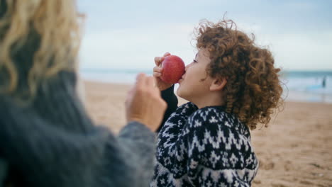 Kleiner-Junge-Macht-Picknick-Am-Herbststrand,-Nahaufnahme.-Fröhliches-Kind-Hat-Spaß