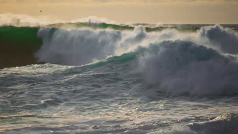 Espectaculares-Olas-Tormentosas-Del-Océano-Chapoteando-En-Un-Día-Soleado.-Paisaje-Extremo-De-La-Costa