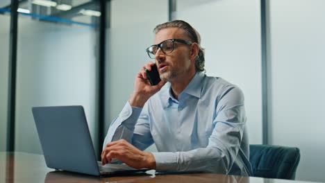 Un-Hombre-De-Negocios-Molesto-Gritando-Una-Llamada-De-Teléfono-Inteligente-En-El-Interior.-Hombre-Nervioso-Discutiendo-Móvil