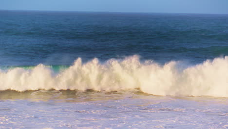 Ola-Oceánica-Matutina-Rodando-Hacia-Poca-Profundidad-En-Cámara-Súper-Lenta.-Espuma-De-Mar-Blanca