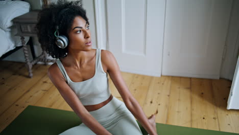 Señorita-Estirando-El-Cuerpo-En-La-Alfombra-En-El-Interior.-Mujer-De-Pelo-Negro-Haciendo-Ejercicio-De-Yoga.