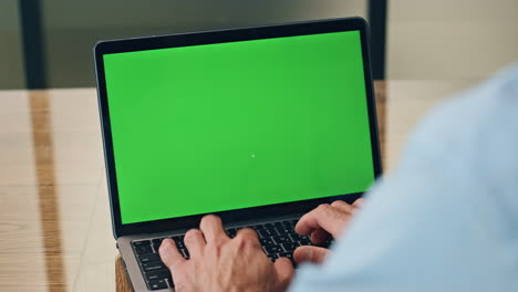 Geschäftsmann-Hände-Arbeiten-Mockup-Computer-Drinnen,-Nahaufnahme.-Chef-Tippt-Laptop