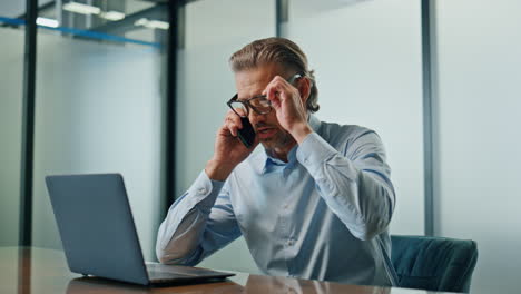 Hombre-De-Negocios-Enojado-Hablando-Por-Teléfono-En-La-Oficina.-Empleado-Agresivo-Haciendo-Gestos