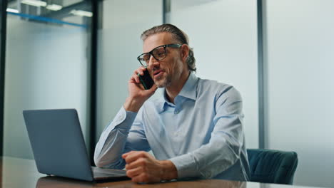 Freudiger-Gewinner-Spricht-Telefonkabine-Aus-Nächster-Nähe.-Jubelnder-Manager-Triumphiert