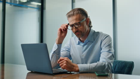 Angry-businessman-yelling-laptop-call-indoors.-Stressed-business-man-arguing