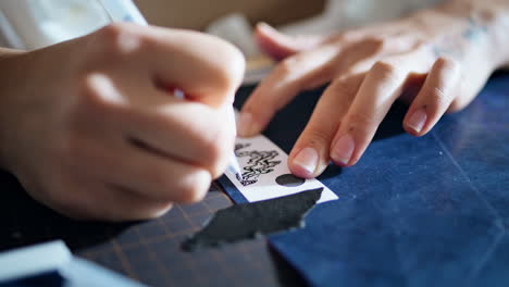 Dedos-Del-Artista-Del-Tatuaje-Dibujando-Pluma-En-Casa-De-Cerca.-Mujer-Transfiriendo-Patrón