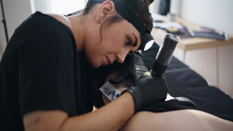 Artista-Profesional-Tatuando-Salón-De-Piel-Primer-Plano.-Máquina-De-Trabajo-Mujer-Enfocada