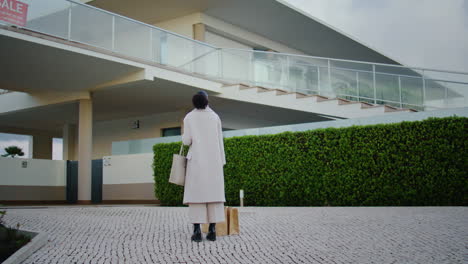 Mujer-Observando-Venta-De-Casa-En-Los-Suburbios.-Elegante-Cartel-De-Aspecto-Afroamericano