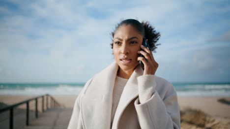 Nervöse-Frau-Telefoniert-Am-Strand-In-Nahaufnahme.-Ernster-Afroamerikaner