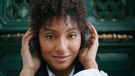 Mujer-Retrato-Con-Auriculares-Al-Aire-Libre.-Chica-Usando-Auriculares-Para-Escuchar-Música.