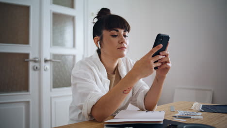 Entspanntes-Mädchen-Liest-Handy-Im-Remote-Büro,-Nahaufnahme.-Frau-Genießt-Musik