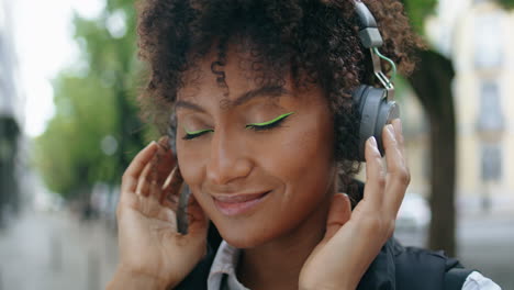 Mujer-Escuchando-Música-Primer-Plano-De-Auriculares-Inalámbricos.-La-Chica-Africana-Disfruta-De-Un-Gran-Sonido.