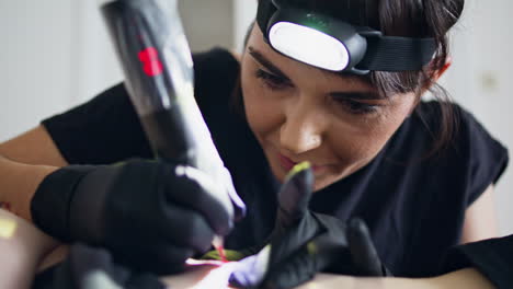 Artista-Serio-Usando-Máquina-De-Tatuaje-En-El-Retrato-Del-Salón.-Guantes-Tatuador-Trabajando