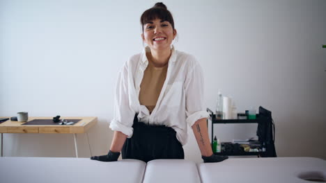 Feliz-Tatuador-Posando-En-El-Retrato-De-Estudio.-Mujer-Sonriente-Mirando-El-Primer-Plano-De-La-Cámara