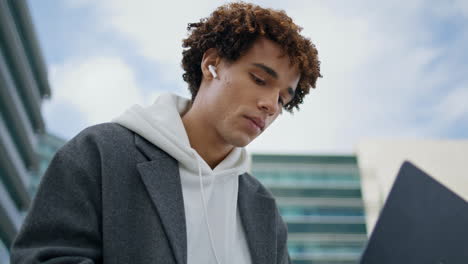 Joven-Estudiando-Retrato-Al-Aire-Libre-Con-Computadora-Portátil.-Aprendizaje-Estudiantil-Enfocado-En-La-Calle.