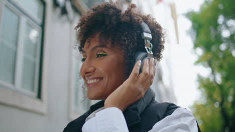 Chica-Escuchando-Música-Con-Auriculares-En-La-Calle-De-Cerca.-Mujer-Disfrutando-De-La-Canción-Vertical