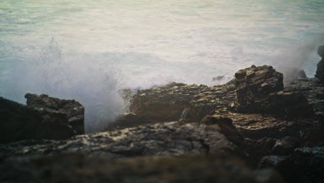 Meereswellen-Treffen-Auf-Felsen-Und-Verursachen-Eine-Explosion-In-Der-Nähe.-Sturmwasser-Schäumt-Und-Bricht