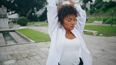 Mujer-Elegante-Bailando-Estilo-De-Moda-En-El-Parque-De-La-Ciudad-De-Cerca.-Niña-Actuando-Moderno