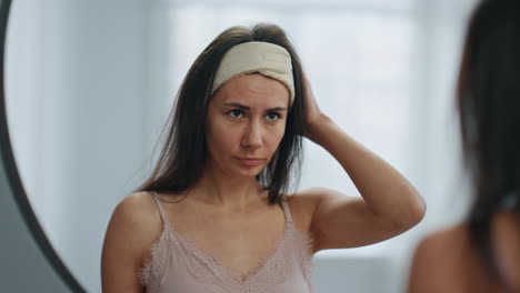 Mujer-Somnolienta-Bostezando-Primer-Plano-Del-Baño.-Señora-Mirando-Al-Espejo-Alisándose-El-Cabello