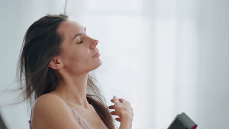 Señora-De-La-Mañana-Peinando-El-Cabello-Con-Secador-De-Pelo-En-El-Baño.-Mujer-Secando-Chevelure