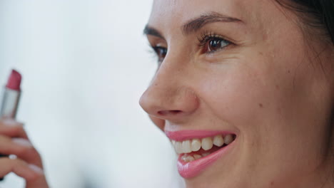 Mujer-De-Primer-Plano-Coloreando-Labios-En-Casa.-Señora-Sonriente-Feliz-Disfrutando-Del-Cuidado-Del-Maquillaje