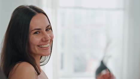 Mujer-Guiñando-Un-Ojo-Mirando-El-Espejo-En-El-Primer-Plano-Del-Baño.-Señora-Sonriente-Admirándose-A-Sí-Misma