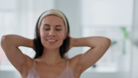 Señora-Relajada-Estirando-Las-Manos-En-El-Primer-Plano-De-Casa-Por-La-Mañana.-Mujer-Despertando-Vista-Pov