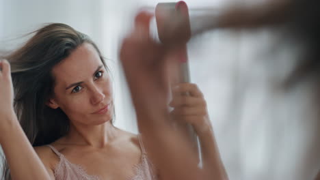 Wunderschöne-Dame-Trocknet-Haare-Im-Badezimmer-Aus-Nächster-Nähe.-Gepflegte-Frau,-Modell-Haarstyling