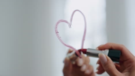 Lady-Fingers-Zeichnen-Spiegel-Lippenstift-Drinnen,-Nahaufnahme.-Unbekannte-Frau-Romantische-Stimmung