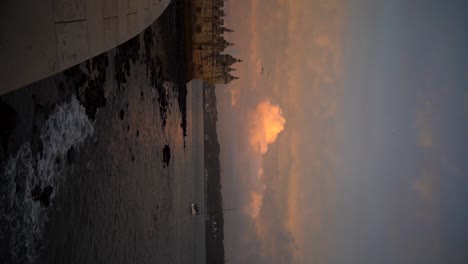 Video-Vertical-De-La-Puesta-De-Sol-En-La-Costa-De-Lisboa,-Torre-De-Belem