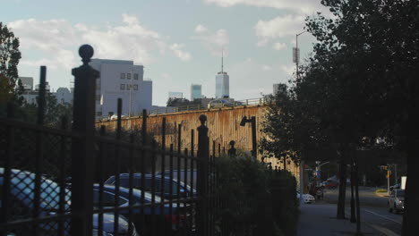 La-Torre-De-La-Libertad-Se-Encuentra-En-La-Distancia-Mientras-Los-Edificios-En-Dumbo-Toman-El-Primer-Plano