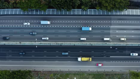 Luftaufnahme-Der-Autobahn-Mit-Fahrzeugbewegung-Bei-Nacht