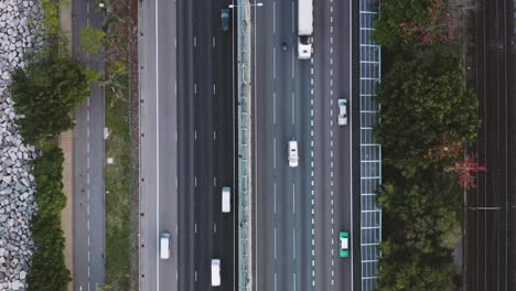 Vista-Aérea-De-La-Carretera-Con-Movimiento-De-Vehículos-Por-La-Noche