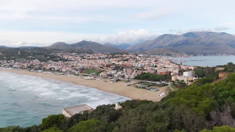 Sensacional-Espectacular-Sobrevuelo-Panorámico-Del-Promontorio-Montagna-Spaccata-Hacia-Los-Edificios-Del-Centro-De-Gaeta-Y-Las-Cadenas-Montañosas,-Enfoque-Aéreo-Superior