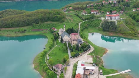 El-Impresionante-Paisaje-Del-Lago-Rama-Con-Una-Pequeña-Isla-En-El-Medio