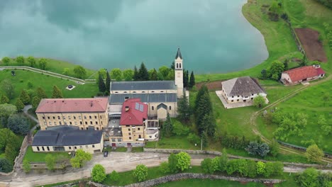 Disparo-De-Dron-Volando-De-Izquierda-A-Derecha-Sobre-Un-Hermoso-Castillo