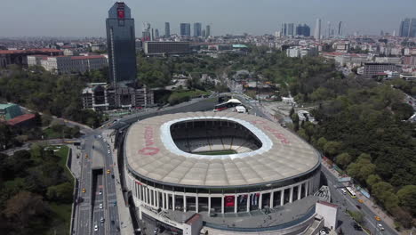 Tiro-De-Drone-Del-Parque-Vodafone-En-Besiktas,-Estambul---Drone-Está-Orbitando-Alrededor-Del-Estadio