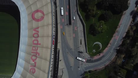 Tiro-De-Drone-Del-Parque-Vodafone-En-Besiktas---Drone-Está-Flotando-Sobre-El-Estadio-Y-Una-Carretera-Cercana