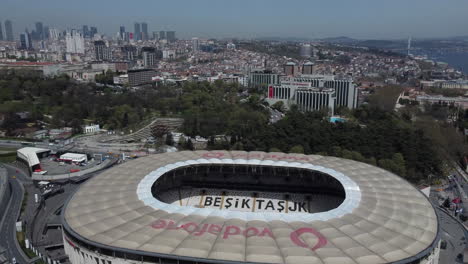 Tiro-De-Drone-Del-Parque-Vodafone-En-Besiktas---Drone-Está-Volando-Sobre-El-Estadio,-Frente-Al-Bósforo