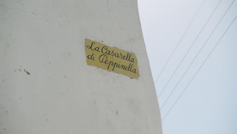 Close-up-shot-of-a-beautiful-handmade-sign-on-the-roads-of-Capri,-in-Italy---04