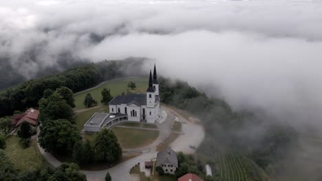 Schöne-Aussicht-Auf-Die-Kirche-Oben-Auf-Dem-Hügel-Im-Nebel