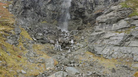 Wasserfälle-In-Zwei-Ebenen-In-Rauer-Umgebung-In-29,97fps