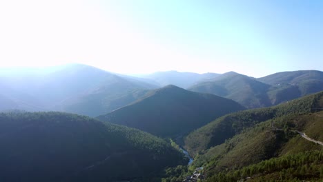 Klettern-Auf-Aufnahmen-über-Einem-Berg-4k-Luftvideo