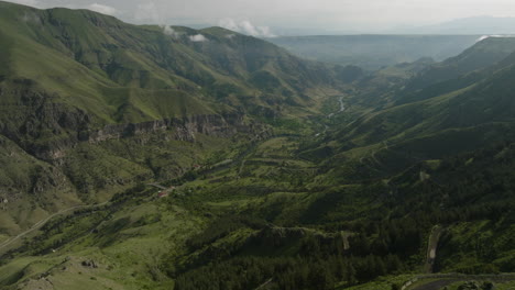 Majestuosas-Montañas-Y-Ríos-En-El-Sur-Del-Cáucaso-Cerca-De-Vardzia-En-La-Región-Samtskhe-javakheti-De-Georgia