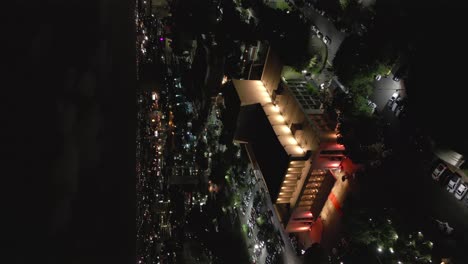 Tiro-Vertical-Del-Teatro-Nacional-Eduardo-Brito-Iluminado-Por-La-Noche-En-Santo-Domingo,-República-Dominicana