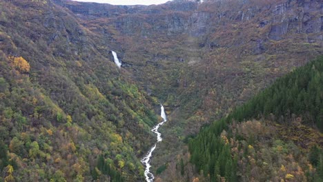 Unberührter-Fluss-Opo-In-Herbstlandschaft-In-Einem-Bergtal-Oberhalb-Des-Dorfes-Lofthus-In-Hardanger-Norwegen---Frischer-Wasserstrom,-Der-Vom-Berg-Zum-Meer-Fließt