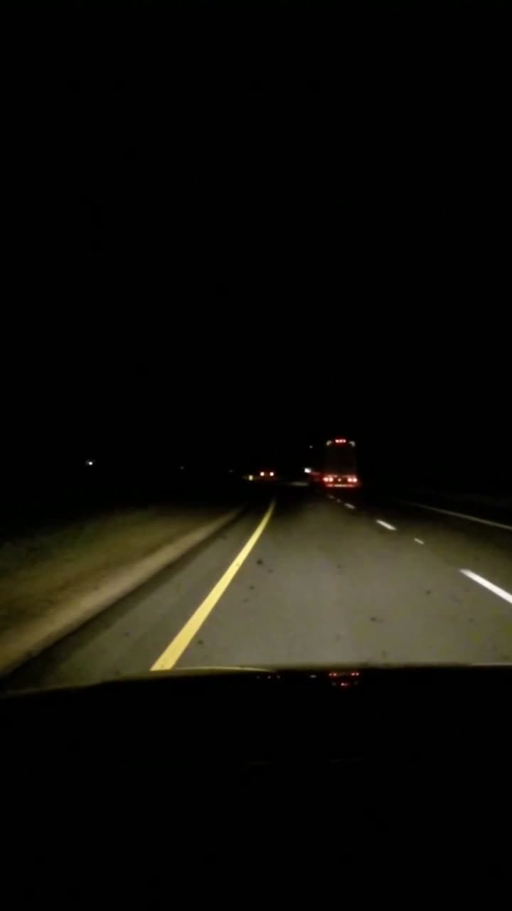 Vidéo de stock Premium - Conduire sur lautoroute la nuit